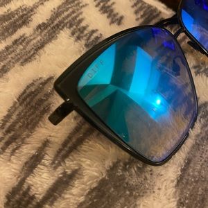 Diff Eyewear “Becky” Sunglasses in EUC